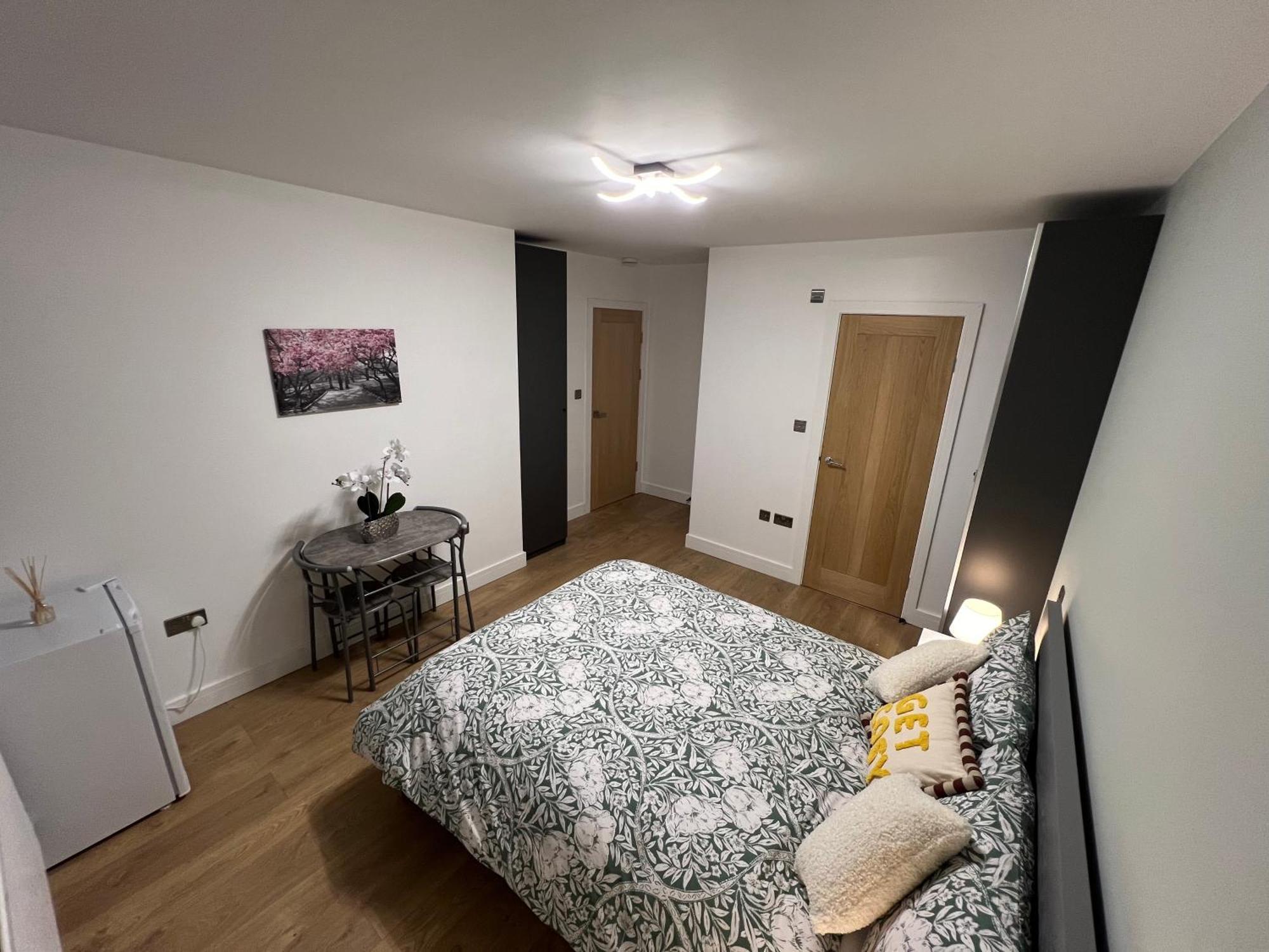 Modern Suite Feltham Exterior foto