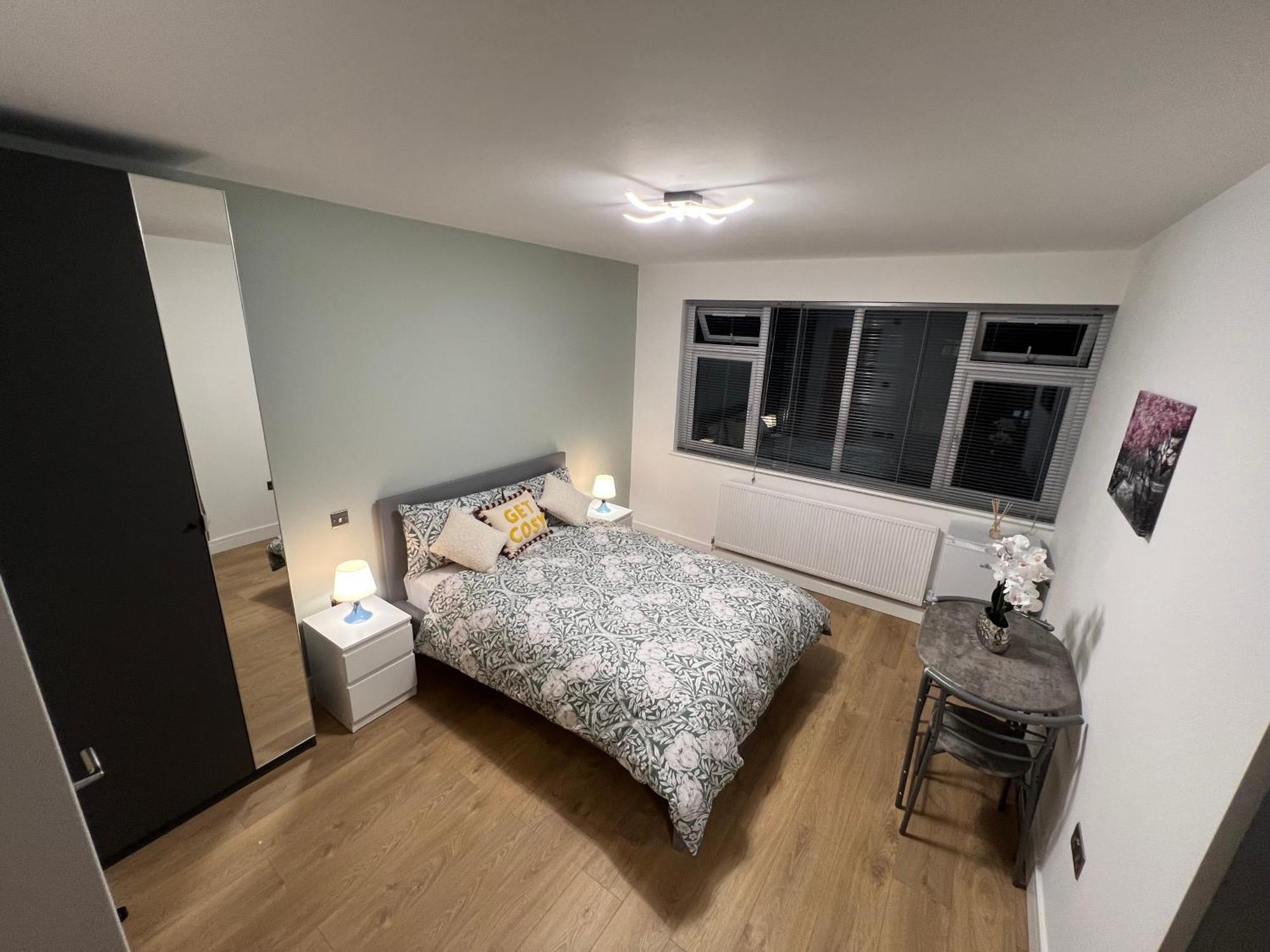Modern Suite Feltham Exterior foto